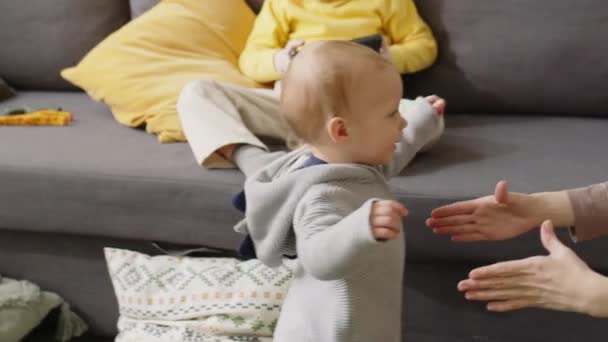 Хлопчик Ходить Матері Роблячи Перші Кроки Вдома Щаслива Жінка Піднімає — стокове відео