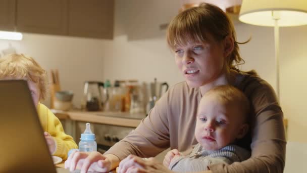Mère Assis Avec Bébé Garçon Fils Aîné Table Cuisine Utilisant — Video