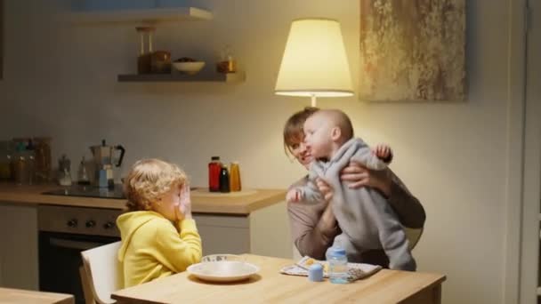 Vreugdevolle Moeder Houdt Schattige Baby Zoon Armen Terwijl Oudere Broer — Stockvideo