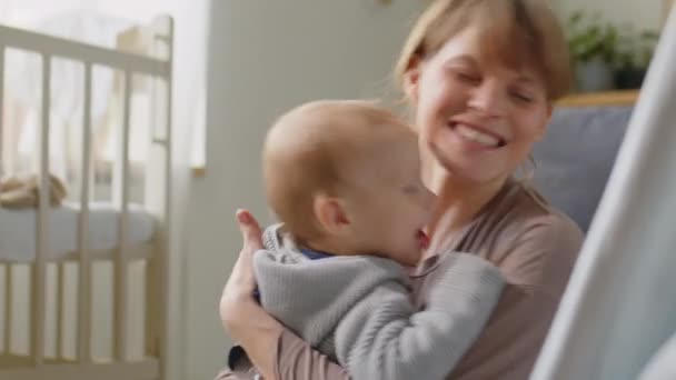 Feliz Madre Abrazando Lindo Bebé Hijo Mientras Pasar Tiempo Juntos — Vídeo de stock
