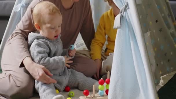 Moeder Zitten Met Baby Jongen Oudste Zoon Tipi Tent Thuis — Stockvideo