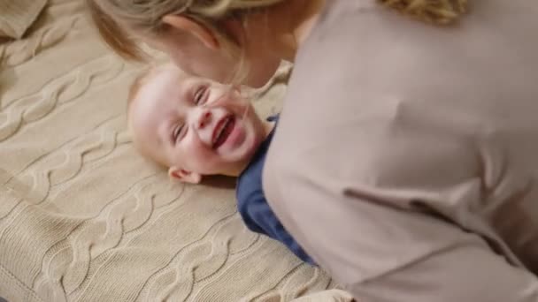 Alto Ángulo Tiro Niño Adorable Acostado Sofá Sonriendo Mientras Madre — Vídeos de Stock