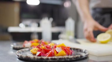 Restaurantta servis etmeden önce limon suyunu sebze salatasının üzerine sıkarken seçici odak noktasını kapat.
