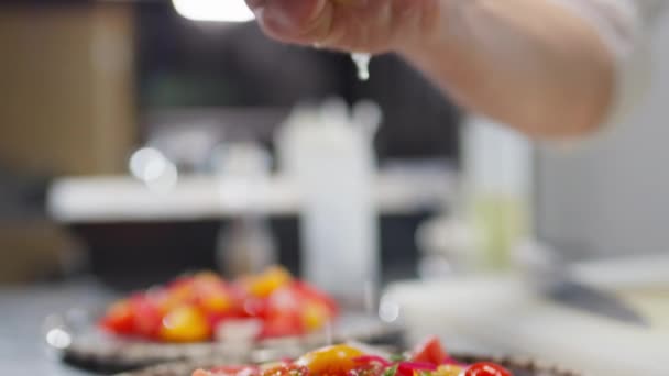 Close Tilt Shot Hand Restaurant Chef Squeezing Lemon Juice Vegetable — Stock Video