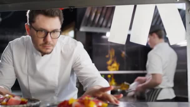 Kafkasyalı Gözlüklü Üniformalı Aşçı Restoran Mutfağında Yemek Hazırlarken Salata Tabağı — Stok video