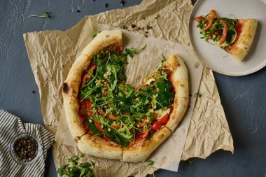 Sebze ve sebzeli ev yapımı pizzanın yüksek açılı görüntüsü