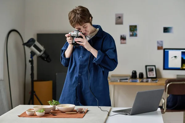 Jovem Fotógrafa Conectando Câmera Com Laptop Tirando Fotos Comida Durante — Fotografia de Stock