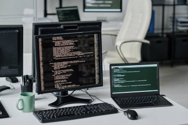 Modern ofis ekranlarında program kodları olan bilgisayar monitörlerinin yatay görüntüsü