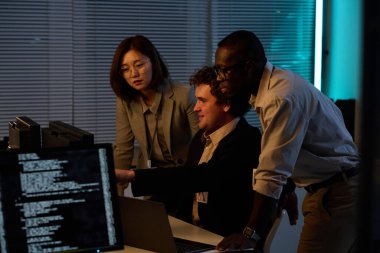 Gece geç saatlere kadar bilgisayar kodlarıyla çalışan geliştiriciler.