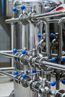 Ürün üretimi için tank ve kollarla kontrol edilen çelik boru hatlarının yakın çekimi