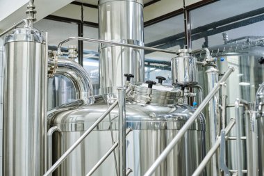 Modern bira fabrikasında içki demlemek için çelik tank.