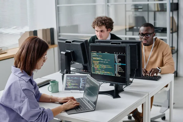 Şyerlerinde Oturup Bilgisayarlara Kodlar Yazan Bir Grup Genç Bilişim Ofisinde — Stok fotoğraf