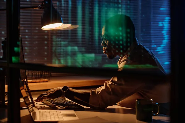 Afroamerykanin Programista Koncentrując Się Pracy Nad Komputerem Pracuje Nadgodziny Ciemnym — Zdjęcie stockowe