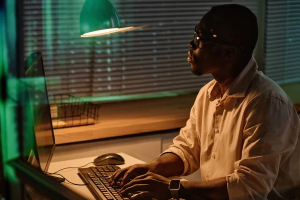 Programador Afroamericano Escribiendo Códigos Teclado Sentado Mesa Que Trabaja Hasta —  Fotos de Stock