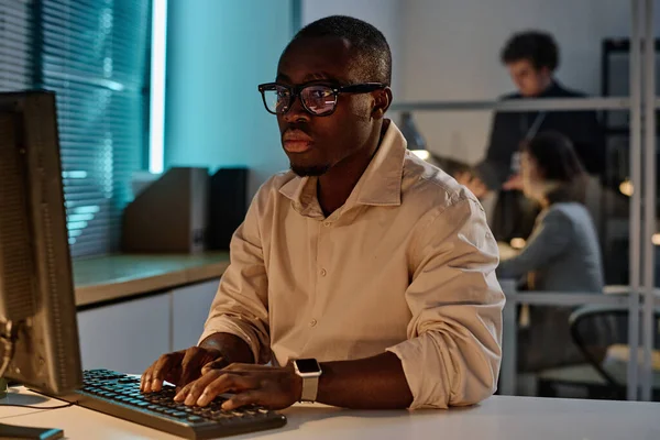 Programmeur Afro Américain Concentrant Sur Son Travail Ligne Sur Ordinateur — Photo
