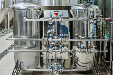 Bira fabrikasındaki kontrol paneliyle bira mayalamak için kullanılan makinelerin yatay görüntüsü