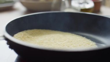 Yemek pişirirken sıcak tavada susamlı tost yakın çekim.