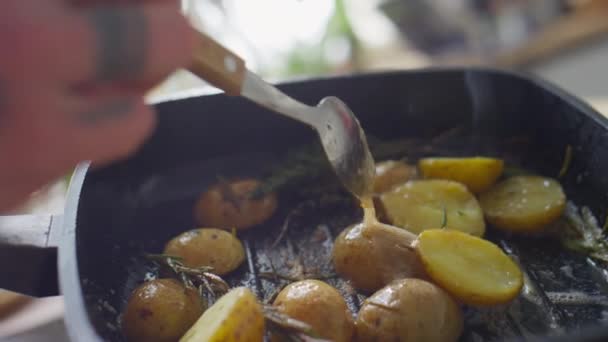 Nahaufnahme Von Hand Des Chefs Butter Heften Kartoffeln Mit Löffel — Stockvideo