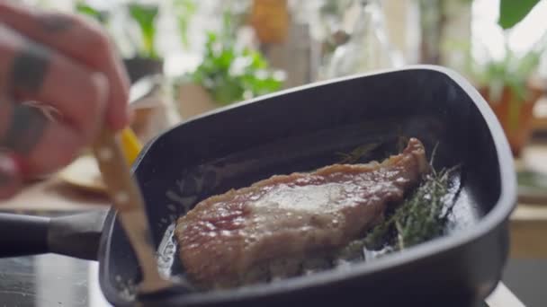Izgarada Pişirirken Bifteği Tereyağlı Pişirmek Için Kaşık Kullanan Şefin Görüntüsünü — Stok video