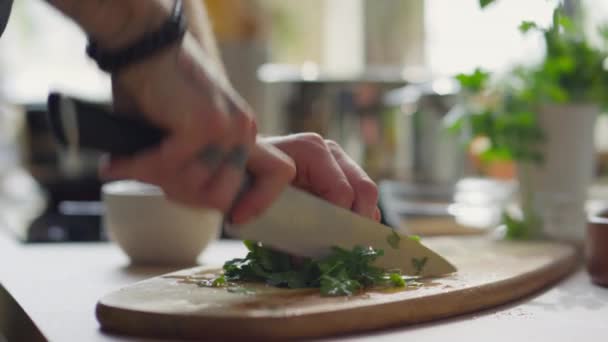 Nahaufnahme Der Hände Des Küchenchefs Der Frische Petersilienblätter Mit Einem — Stockvideo