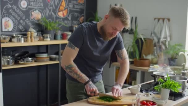 Yemek Blogcusu Mutfak Masasında Taze Kişniş Doğruyor Gülümsüyor Çevrimiçi Aşçılık — Stok video
