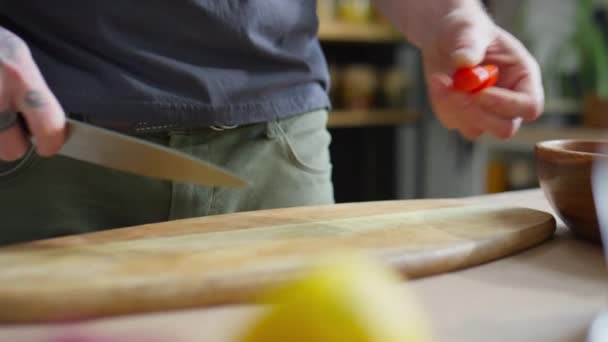 Nahaufnahme Eines Unkenntlichen Männlichen Kochs Der Küchentisch Frische Kirschtomaten Auf — Stockvideo