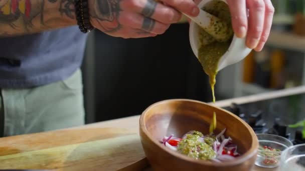 Közelkép Kezét Felismerhetetlen Férfi Séf Hozzátéve Pesto Öntet Növényi Saláta — Stock videók