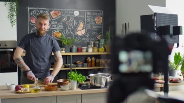 Manlig Kock Skära Grönsaker Vid Köksbordet Och Berätta Recept Kameran — Stockvideo
