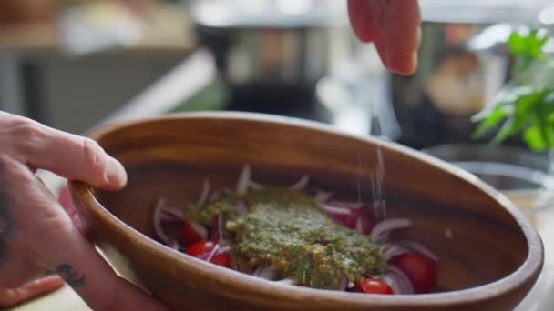 Nahaufnahme Von Händen Eines Nicht Wiedererkennbaren Männlichen Kochs Der Gemüsesalat — Stockvideo