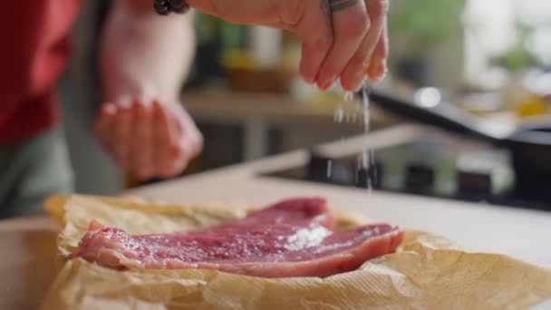 Hazırlamadan Önce Çiğ Bifteği Tuzlayan Tanınmayan Bir Adamın Ellerini Yakın — Stok video