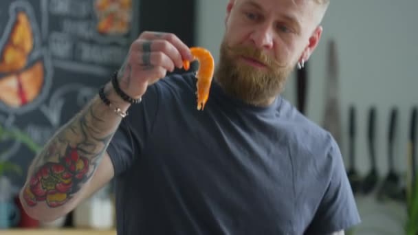 온라인 수업을 하면서 문신을 요리된 새우를 웃으며 카메라로 이야기하는 식생활 — 비디오