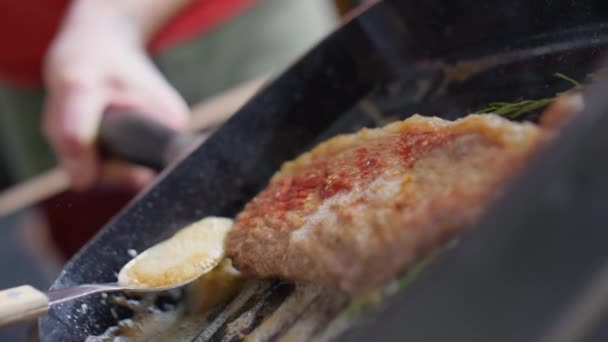 Bifteği Izgarada Pişirirken Tereyağıyla Pişirme Görüntüsünü Kapat — Stok video