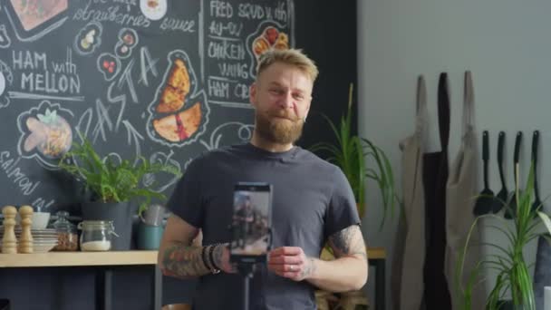 Mužské Jídlo Blogger Stojící Kuchyni Říká Něco Kameru Smartphone Při — Stock video