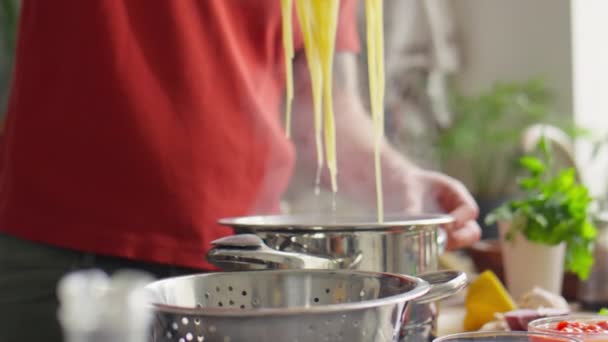 Abgeschnittene Aufnahme Vom Koch Der Heiße Gekochte Spaghetti Aus Dem — Stockvideo