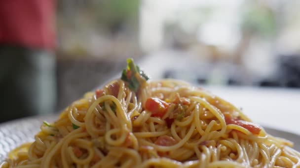 Gros Plan Chef Servant Des Spaghettis Chauds Avec Des Crevettes — Video