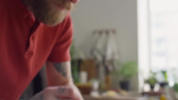 Крупним Планом Кишеньковий Знімок Камери Чоловічого Шеф Кухаря Додаючи Томатний — стокове відео