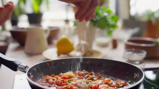 Primer Plano Tiro Manos Chef Masculino Salazón Alimentos Sartén Durante — Vídeos de Stock