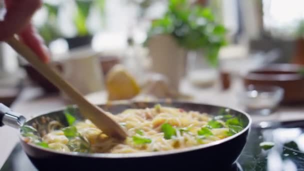 用木勺在平底锅里搅拌热意大利面的近景 — 图库视频影像