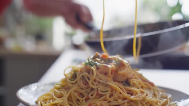 在盘中放虾仁奶油面食时 用厨房舌头近距离拍摄无法辨认的厨师 — 图库视频影像