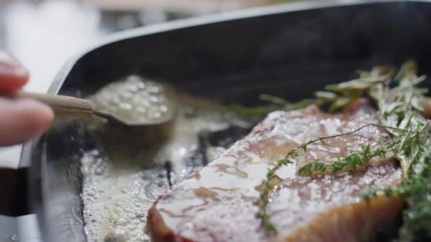 Biberiyeyi Izgarada Pişirirken Kaşık Kullanarak Tereyağlı Biftek Pişirirken Yakın Çekim — Stok video