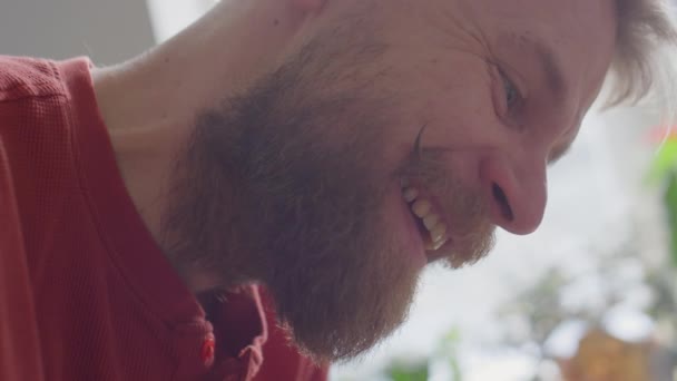 Primer Plano Inclinación Hacia Abajo Tiro Barbudo Chef Masculino Sonriendo — Vídeos de Stock