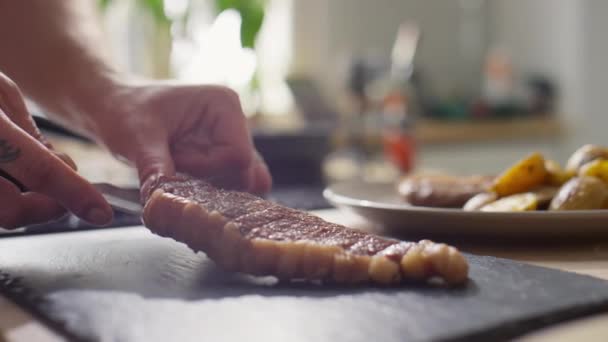 Primer Plano Poner Filete Carne Cocida Cuchillo Tablero Madera Negro — Vídeos de Stock