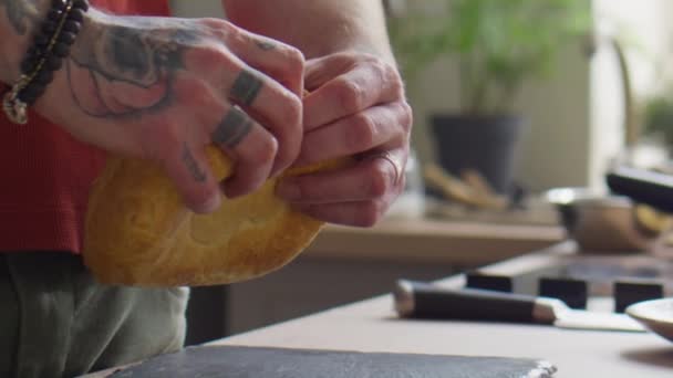Close Zicht Handen Van Chef Scheurt Brood Helften Slow Motion — Stockvideo