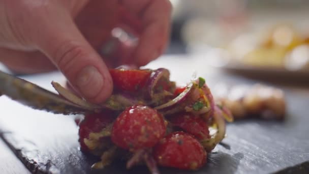 Close Skud Hænder Kok Sætte Tomat Salat Sort Træ Bord – Stock-video