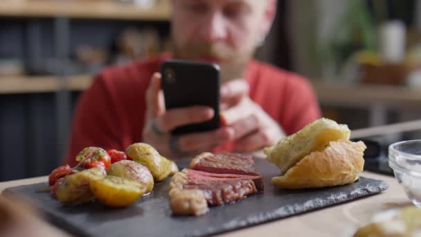 Captura Enfoque Rack Del Bloguero Alimentos Usando Teléfono Inteligente Mientras — Vídeos de Stock