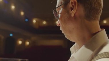 Sahnede konser salonunda piyano çalan yetenekli müzisyenlerin aşağı eğilmesi.