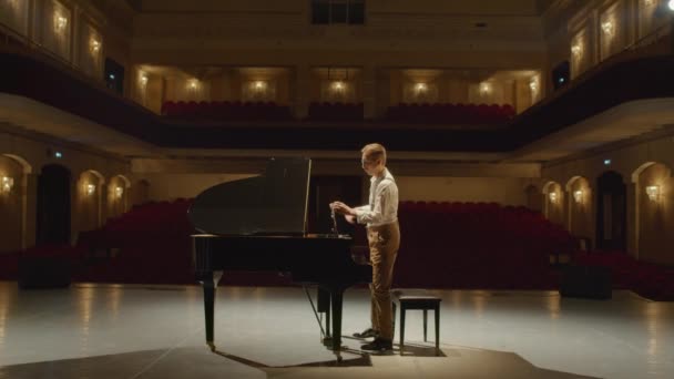 Масштабувати Кадрі Чоловічої Піаністки Йде Сцену Порожньому Театрі Сидячи Граючи — стокове відео