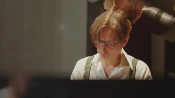 Professionele Mannelijke Pianist Die Piano Speelt Met Deksel Het Podium — Stockvideo