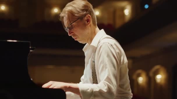 Professioneller Pianist Spielt Flügel Auf Der Bühne Während Der Probe — Stockvideo