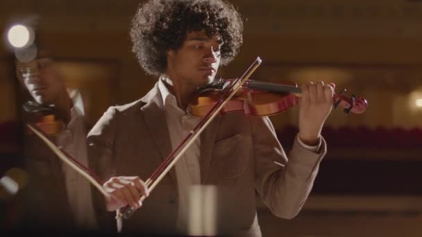 Νεαρός Αφροαμερικάνος Που Παίζει Βιολί Στη Σκηνή Συνοδεία Πιάνου Κατά — Αρχείο Βίντεο